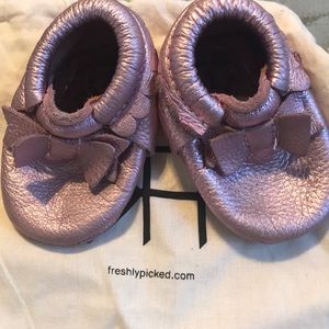 Freshly Picked bow Moccasins Pink sz 2